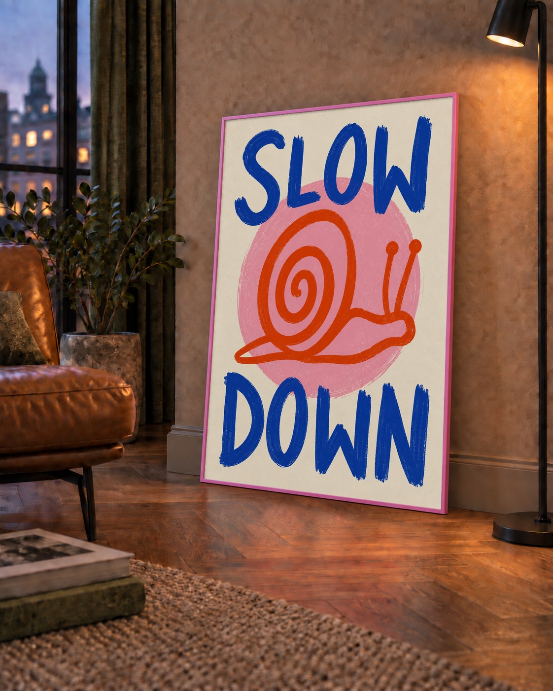 Slow Down Salyangoz Poster – Dijital El İllüstrasyonu — çerçeveli hâliyle bir ev duvarında