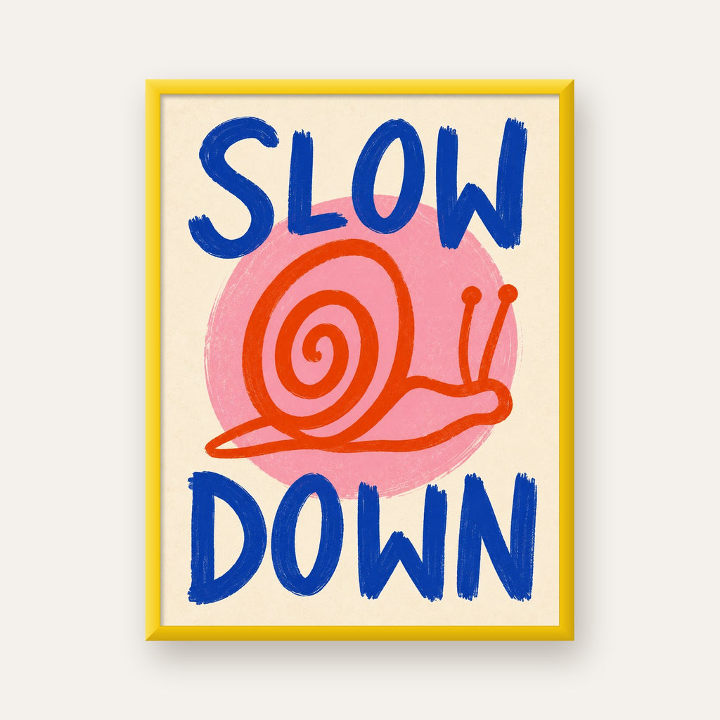 Slow Down Salyangoz Poster – Dijital El İllüstrasyonu — sarı çerçeveli
