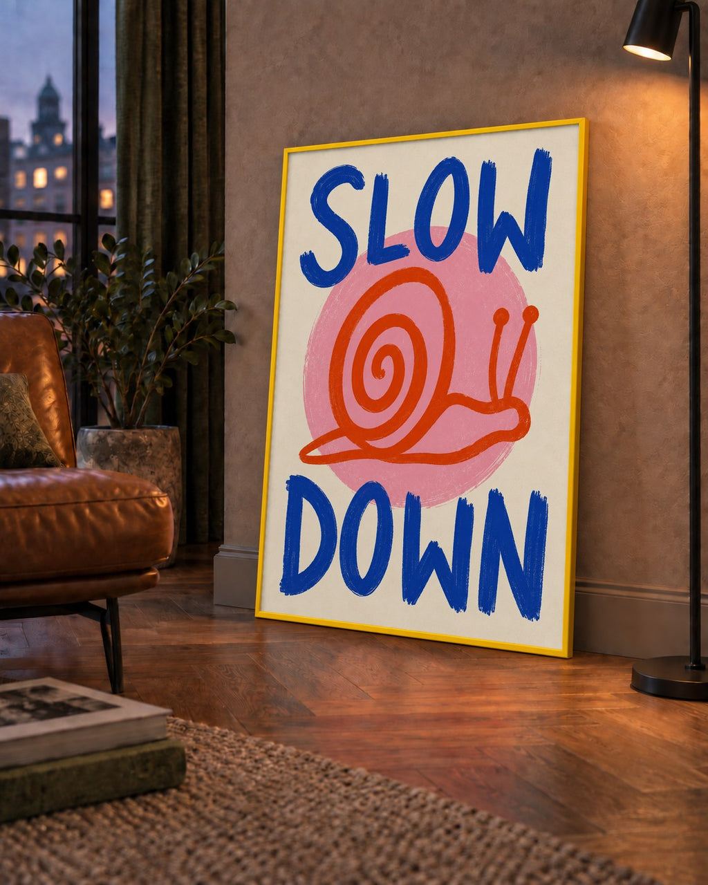 Slow Down Salyangoz Poster – Dijital El İllüstrasyonu — çerçeveli hâliyle bir ev duvarında