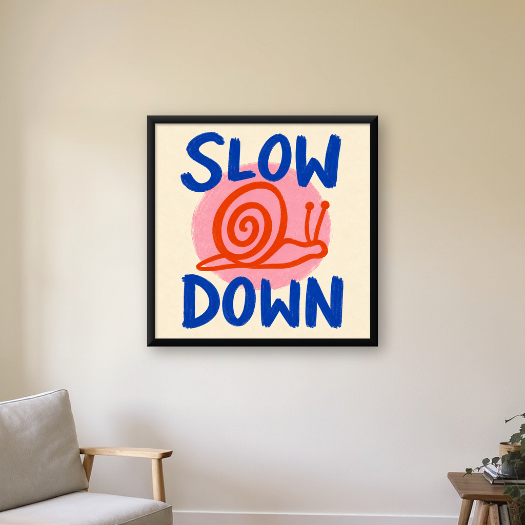 Slow Down Salyangoz Poster – Dijital El İllüstrasyonu — Kare baskı, çerçeveli hâliyle bir ev duvarında
