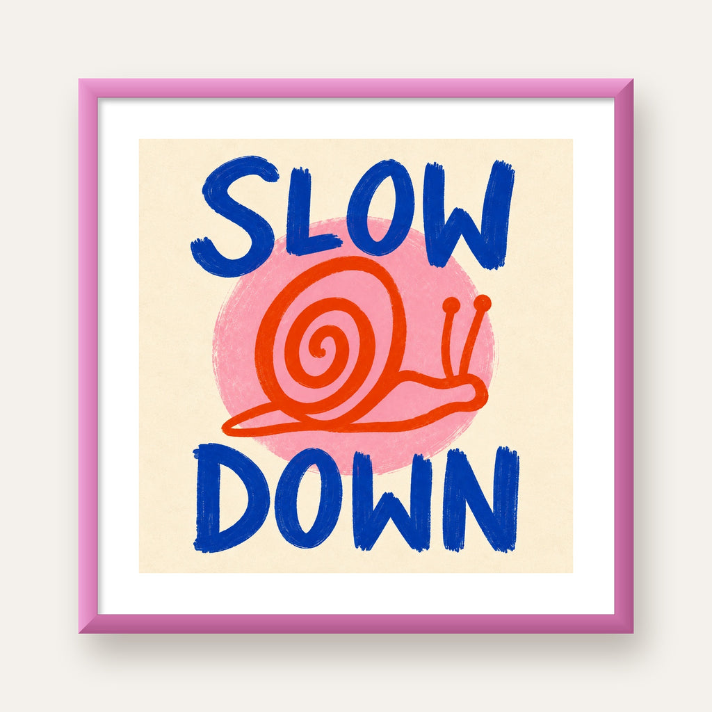 Slow Down Salyangoz Poster – Dijital El İllüstrasyonu — pembe çerçeveli paspartulu