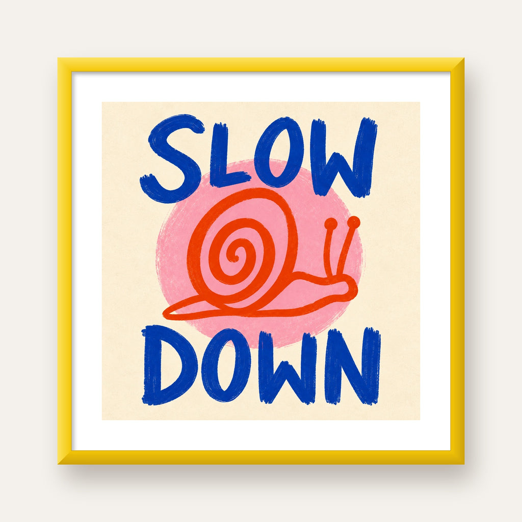 Slow Down Salyangoz Poster – Dijital El İllüstrasyonu — sarı çerçeveli paspartulu