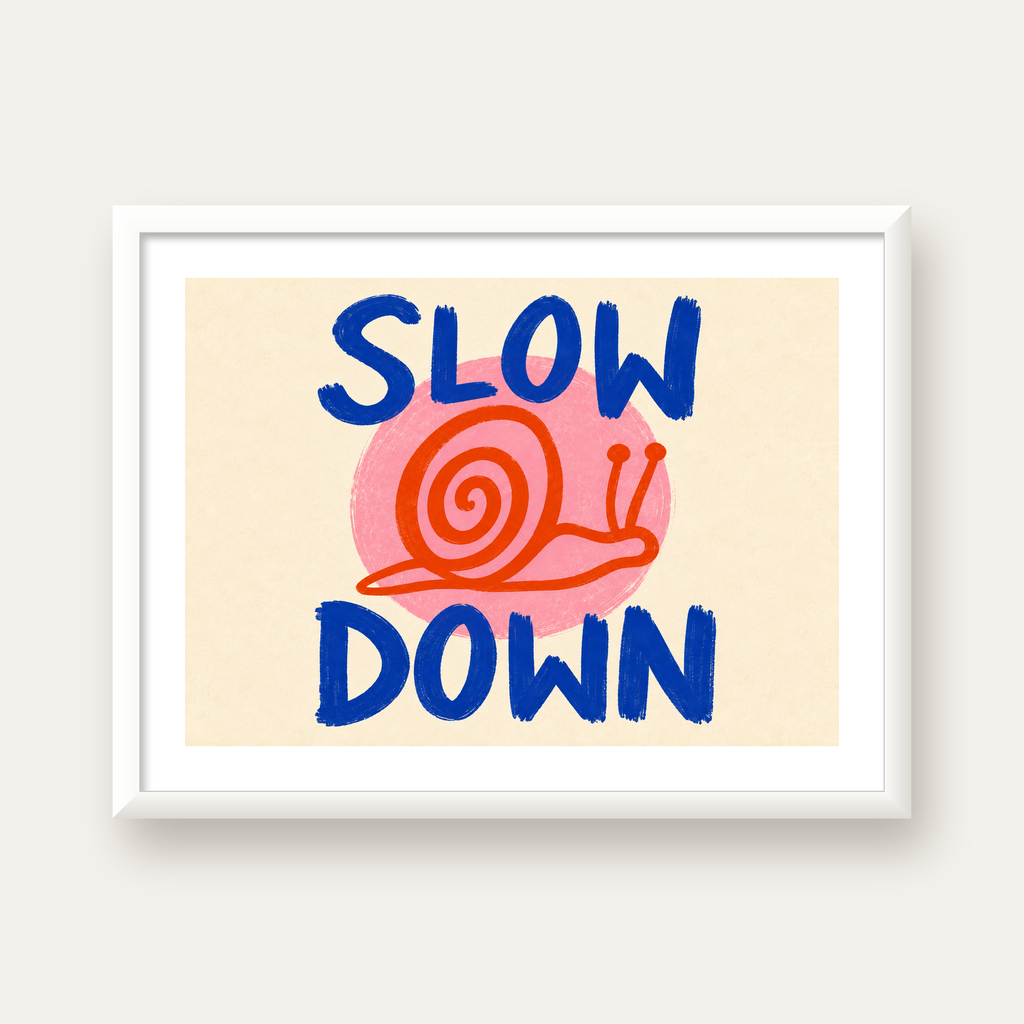 Slow Down Salyangoz Poster – Dijital El İllüstrasyonu — beyaz çerçeveli yatay poster