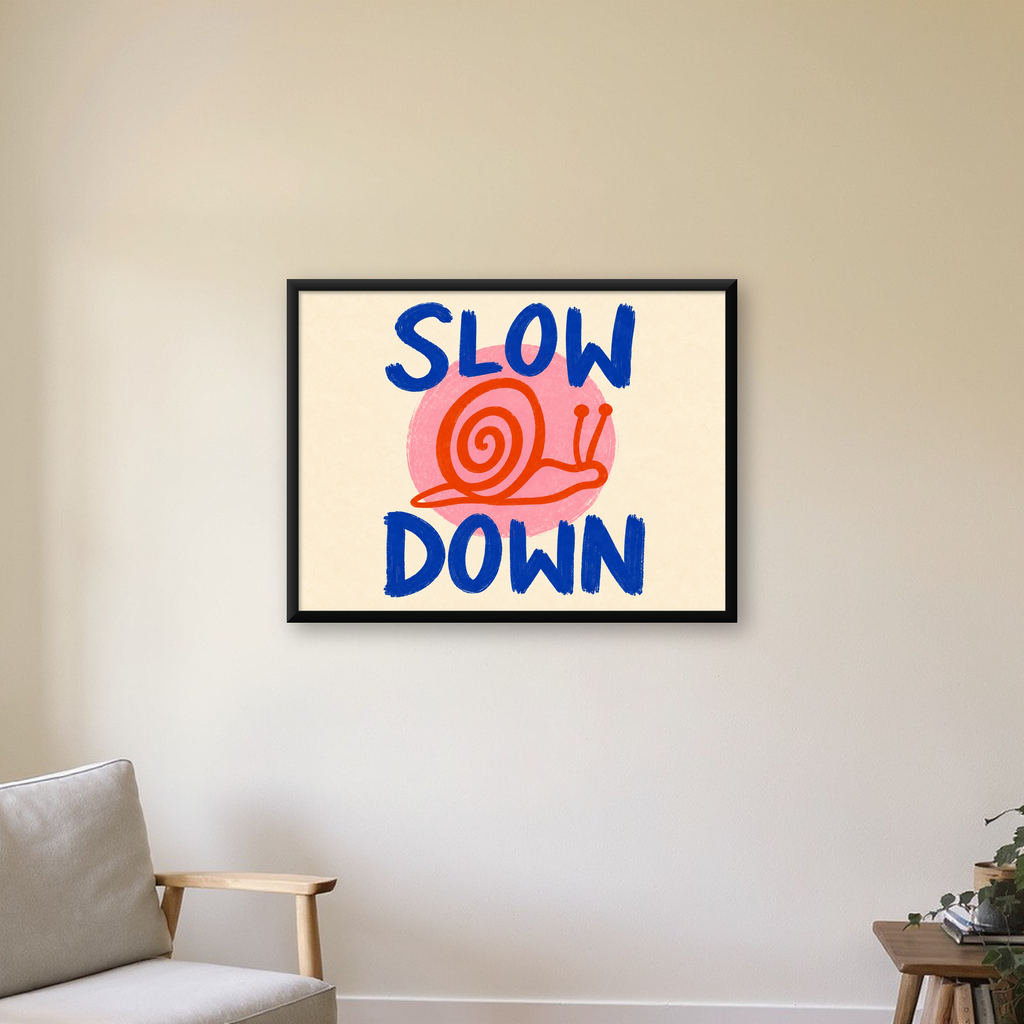 Slow Down Salyangoz Poster – Dijital El İllüstrasyonu — Yatay baskı, çerçeveli hâliyle bir ev duvarında