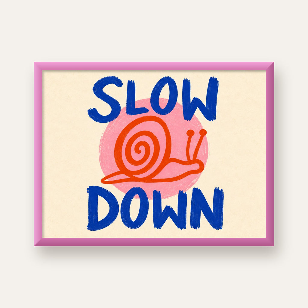 Slow Down Salyangoz Poster – Dijital El İllüstrasyonu — pembe çerçeveli