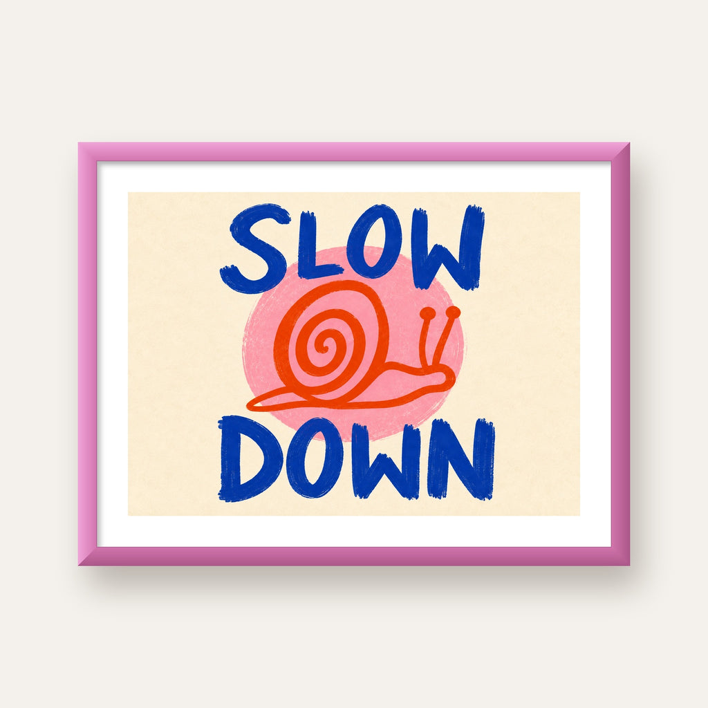 Slow Down Salyangoz Poster – Dijital El İllüstrasyonu — pembe çerçeveli paspartulu