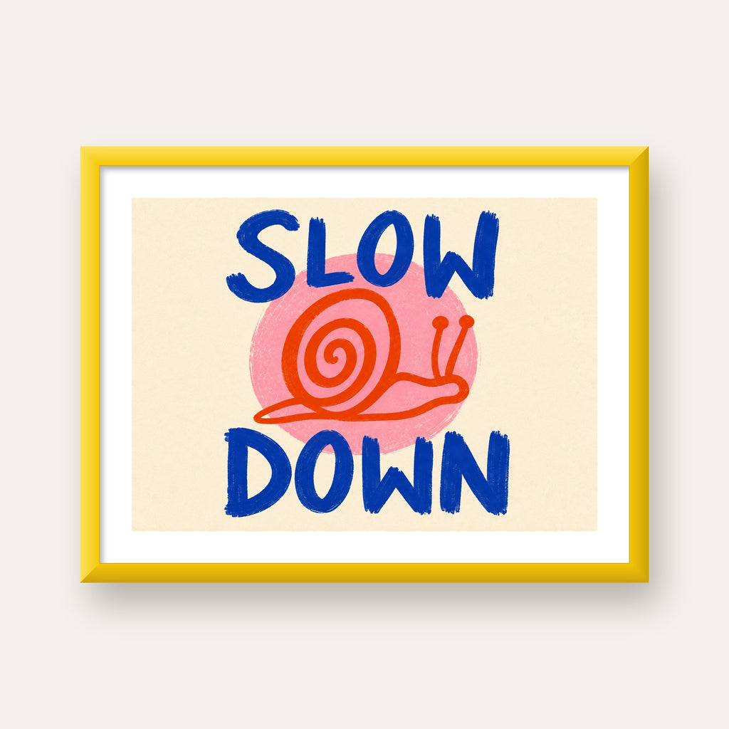 Slow Down Salyangoz Poster – Dijital El İllüstrasyonu — sarı çerçeveli paspartulu
