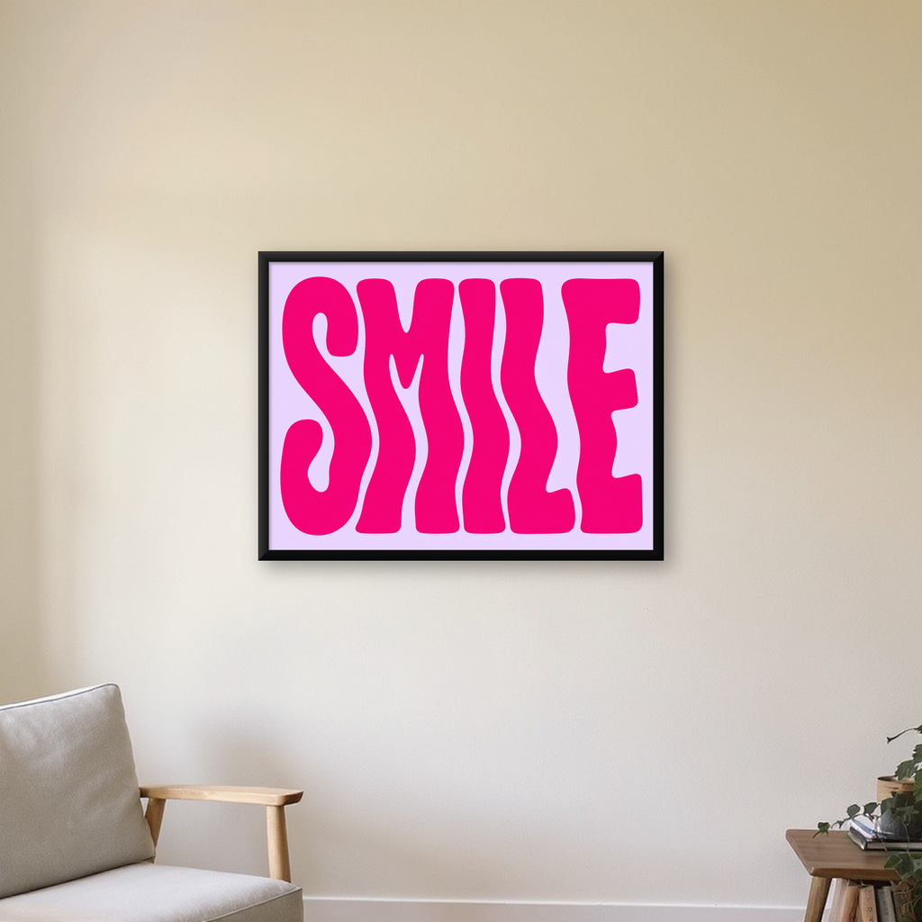 SMILE Dalgalı Tipografi Poster – Modern ve Sade Tasarım — Yatay baskı, çerçeveli hâliyle bir ev duvarında