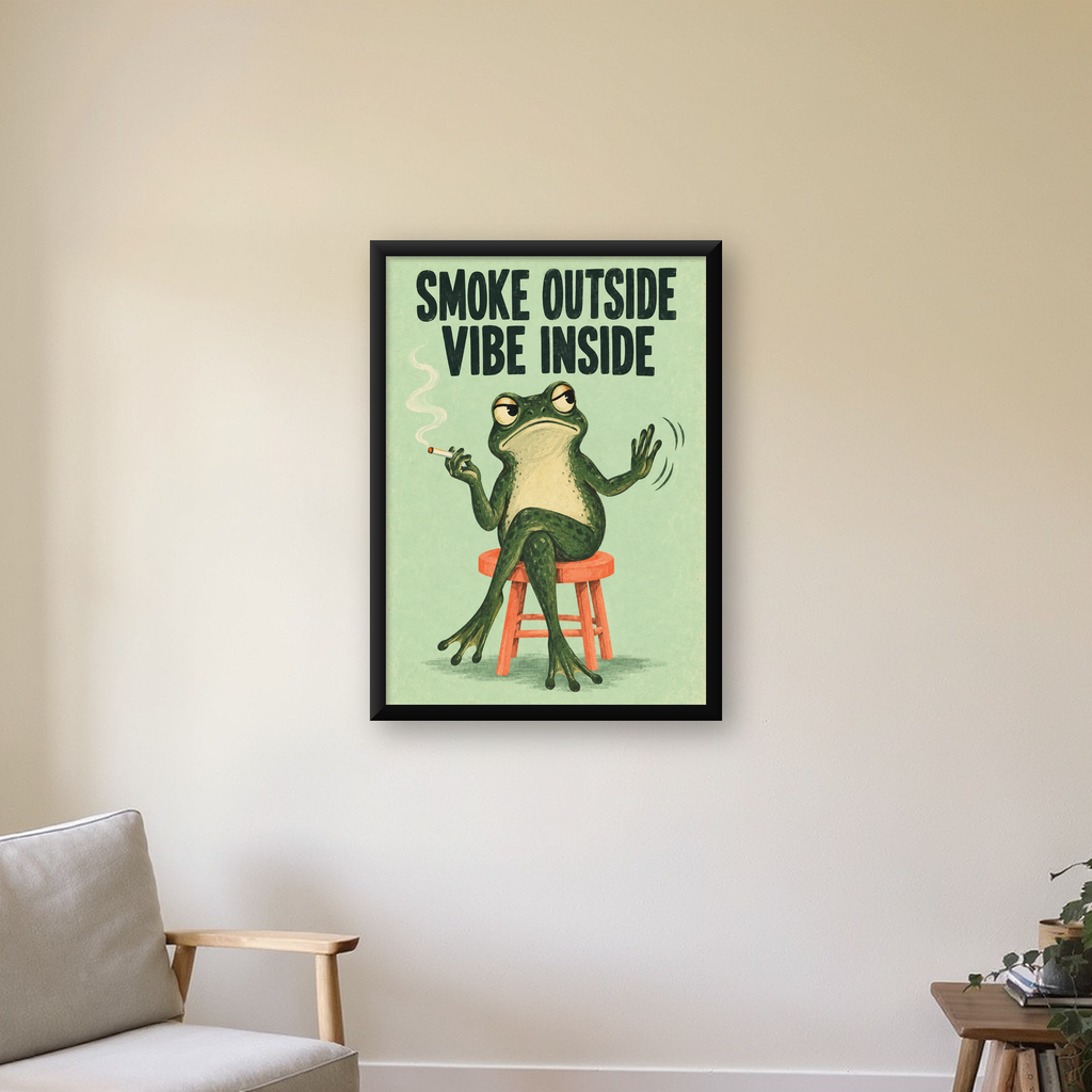 Sigara İçen Kurbağa Retro Mizahi Poster – Smoke Outside Vibe Inside — Dikey baskı, çerçeveli hâliyle bir ev duvarında