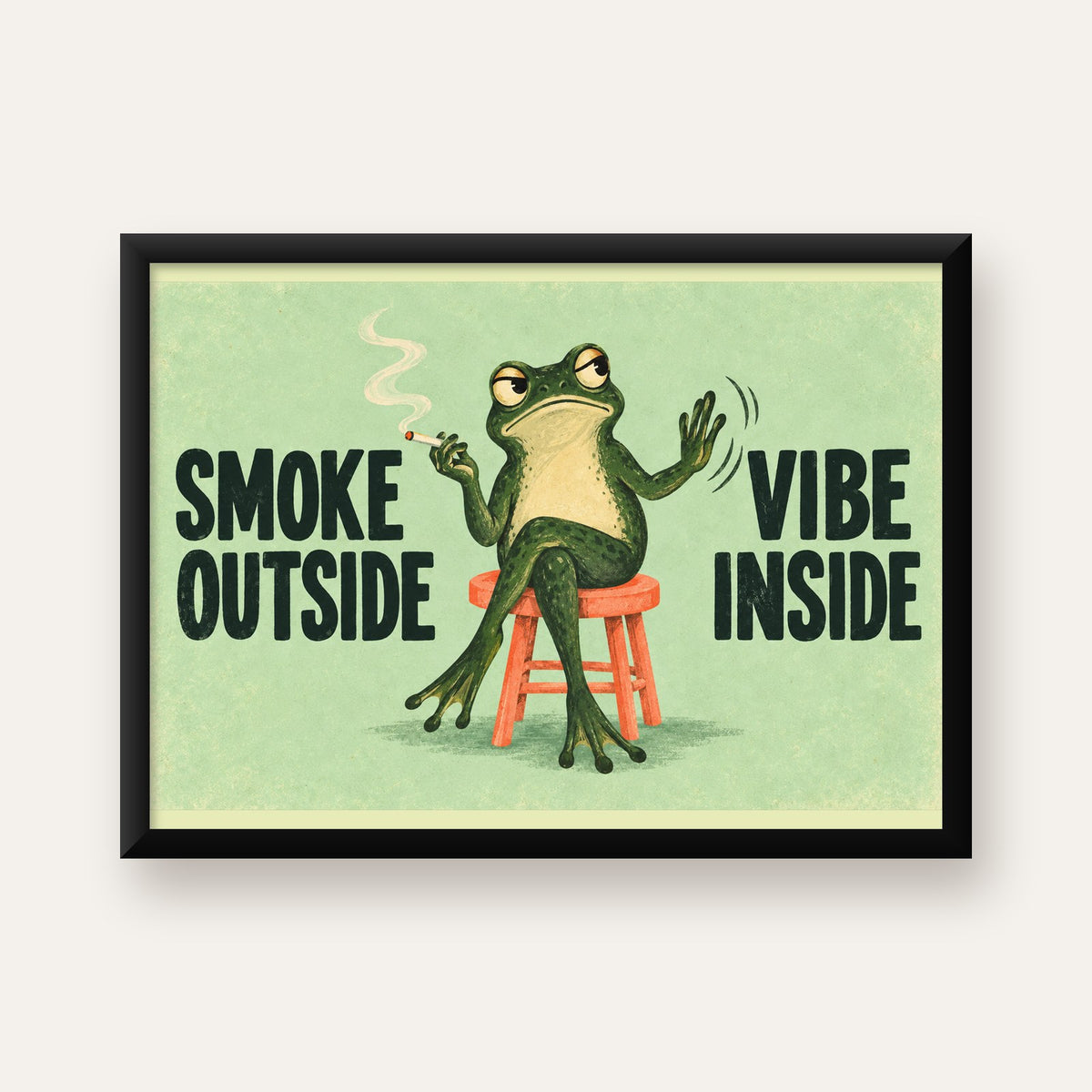 Sigara İçen Kurbağa Retro Mizahi Poster – Smoke Outside Vibe Inside — Yatay baskı, düz siyah çerçeveli duvar posteri