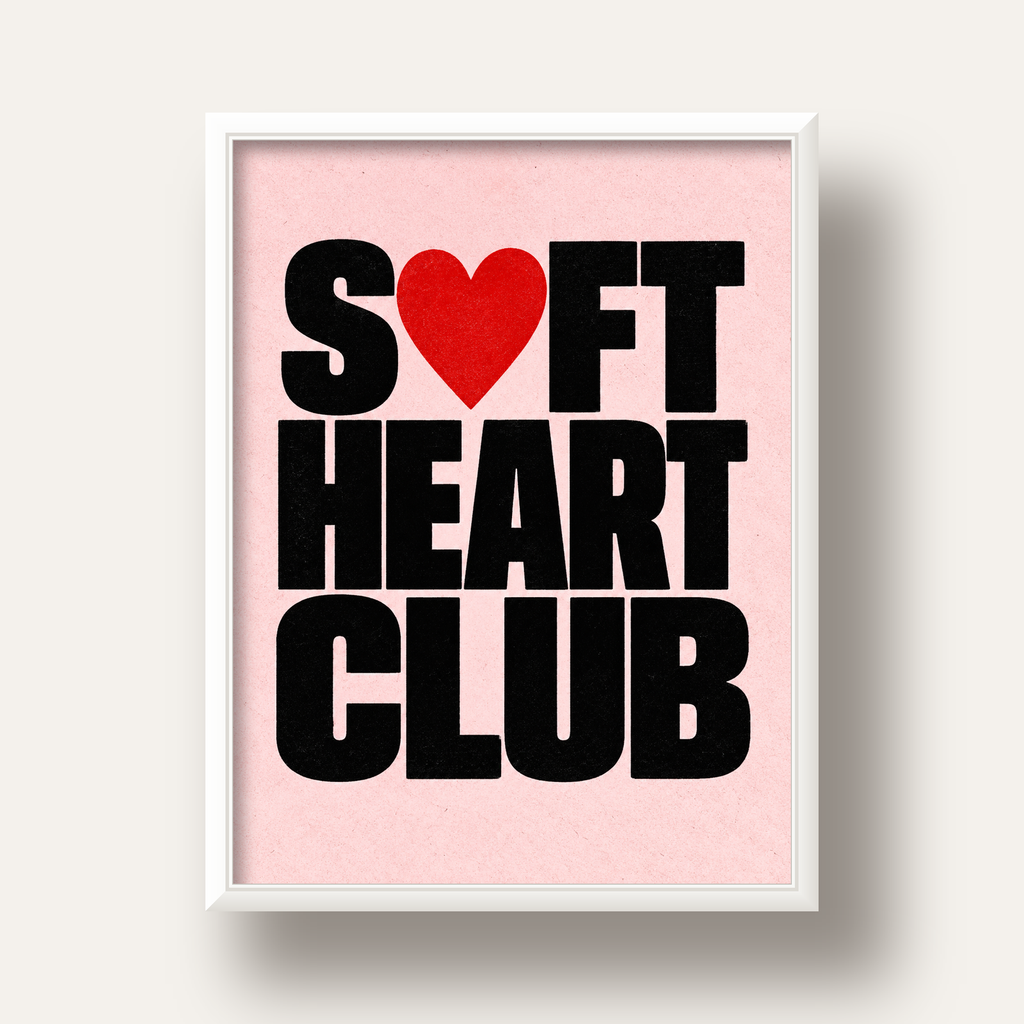 Soft Heart Club Tipografi ve Kalp İllüstrasyonlu Poster — beyaz derin çerçeveli