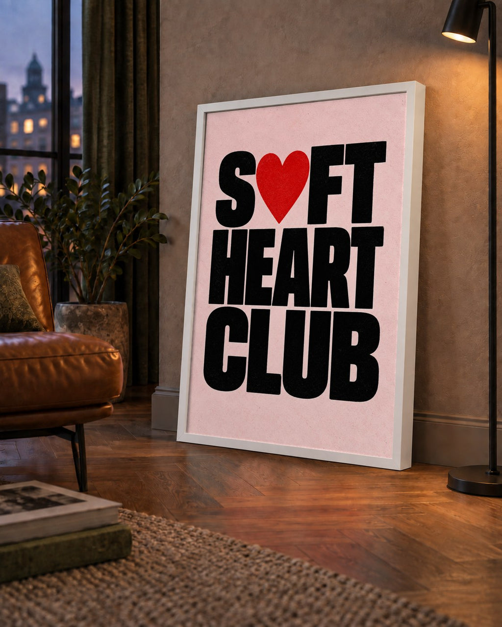 Soft Heart Club Tipografi ve Kalp İllüstrasyonlu Poster — çerçeveli hâliyle bir ev duvarında