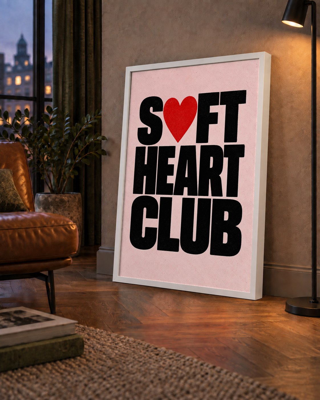 Soft Heart Club Tipografi ve Kalp İllüstrasyonlu Poster — çerçeveli hâliyle bir ev duvarında