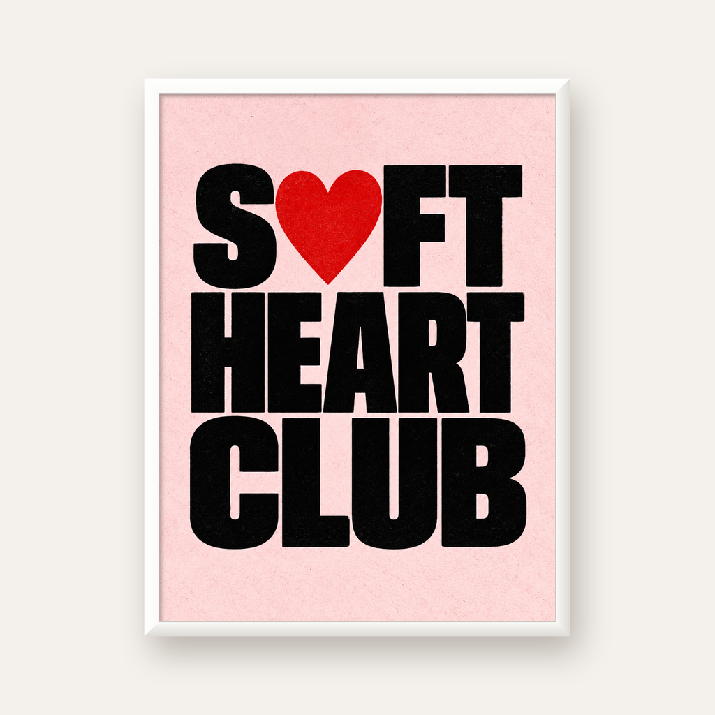 Soft Heart Club Tipografi ve Kalp İllüstrasyonlu Poster — beyaz çerçeveli dikey poster