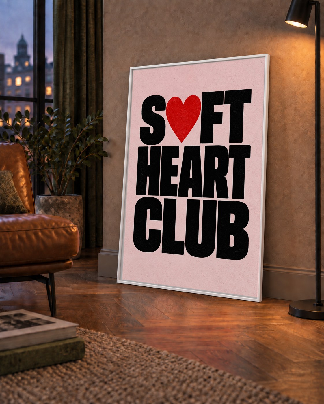 Soft Heart Club Tipografi ve Kalp İllüstrasyonlu Poster — çerçeveli hâliyle bir ev duvarında