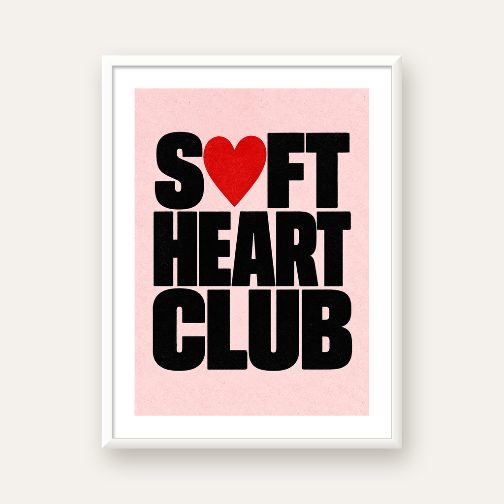 Soft Heart Club Tipografi ve Kalp İllüstrasyonlu Poster — beyaz çerçeveli dikey poster