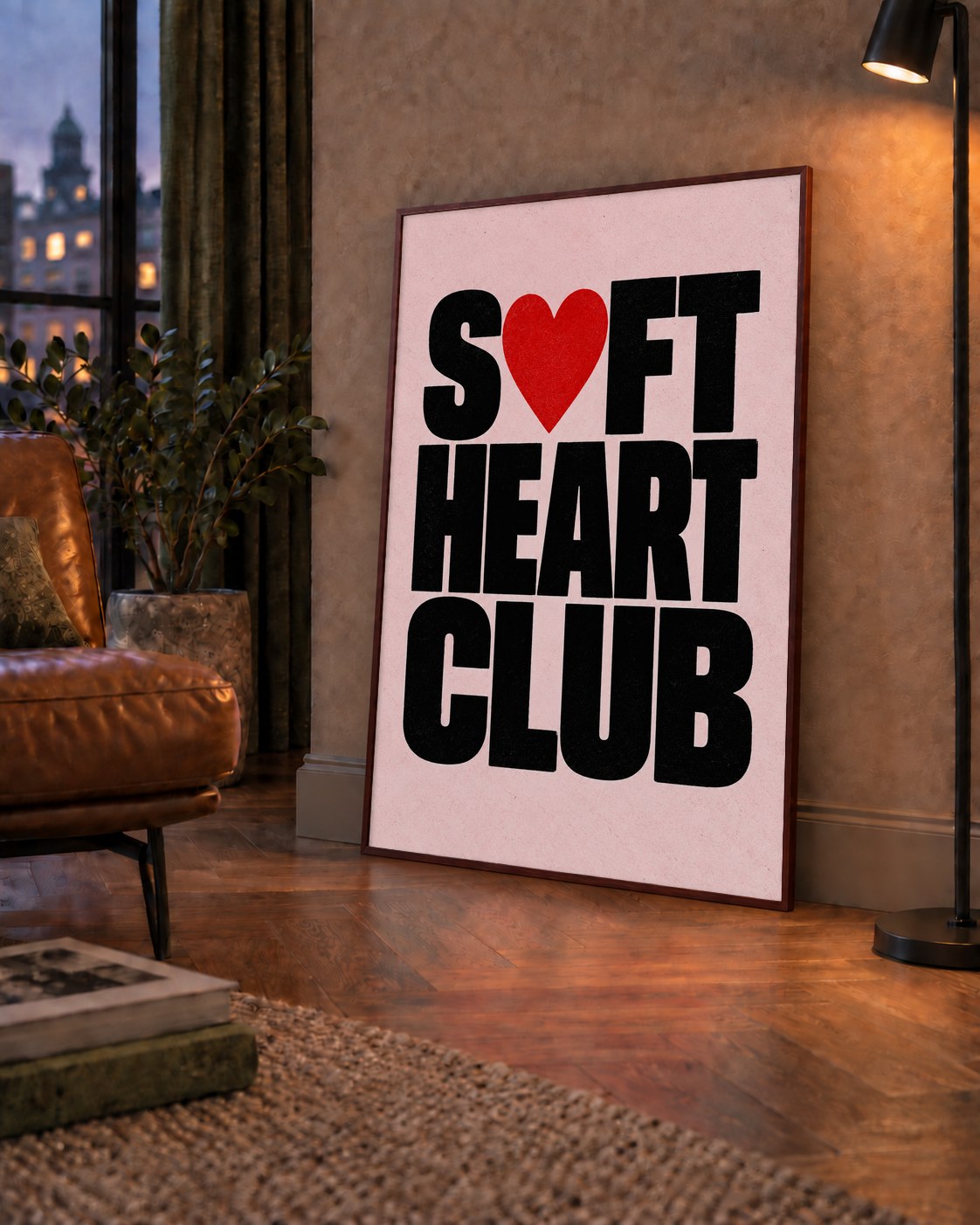 Soft Heart Club Tipografi ve Kalp İllüstrasyonlu Poster — çerçeveli hâliyle bir ev duvarında