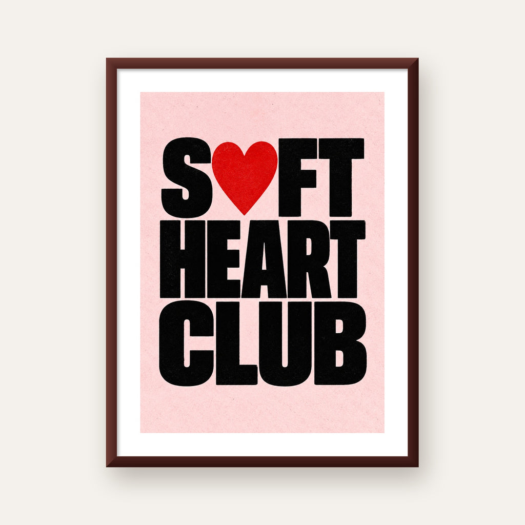 Soft Heart Club Tipografi ve Kalp İllüstrasyonlu Poster — ceviz çerçeveli paspartulu