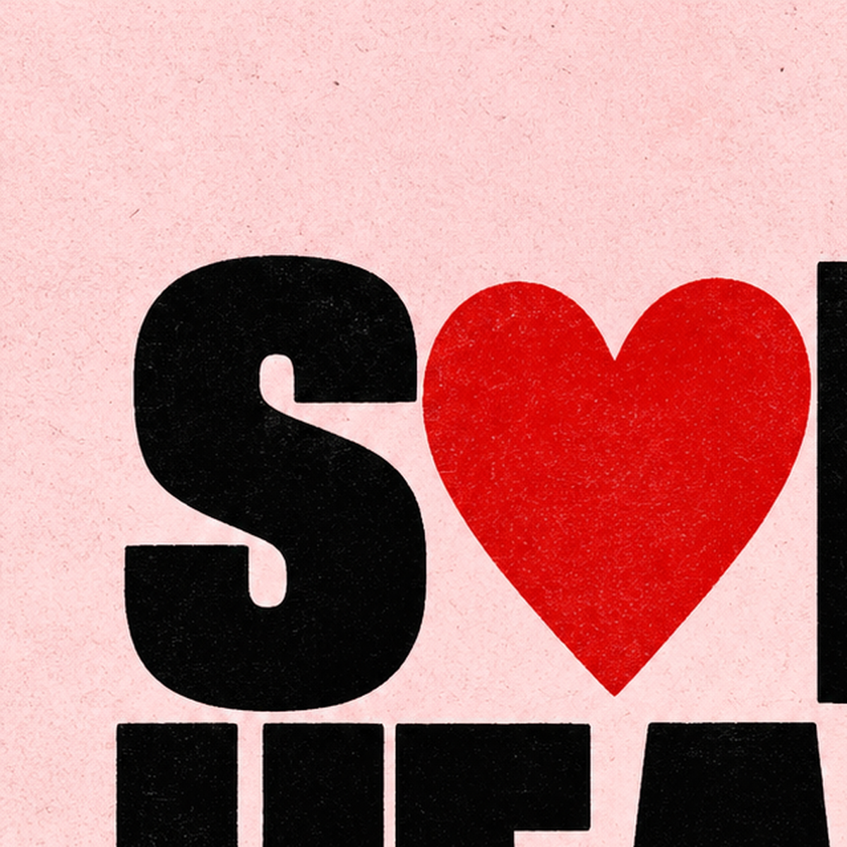 Soft Heart Club Tipografi ve Kalp İllüstrasyonlu Poster — baskının yakın çekimi, kâğıt dokusu ve renk detayı