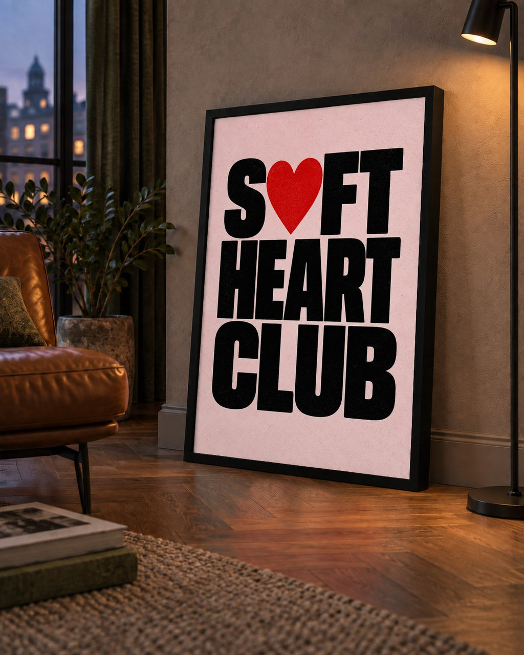 Soft Heart Club Tipografi ve Kalp İllüstrasyonlu Poster — çerçeveli hâliyle bir ev duvarında