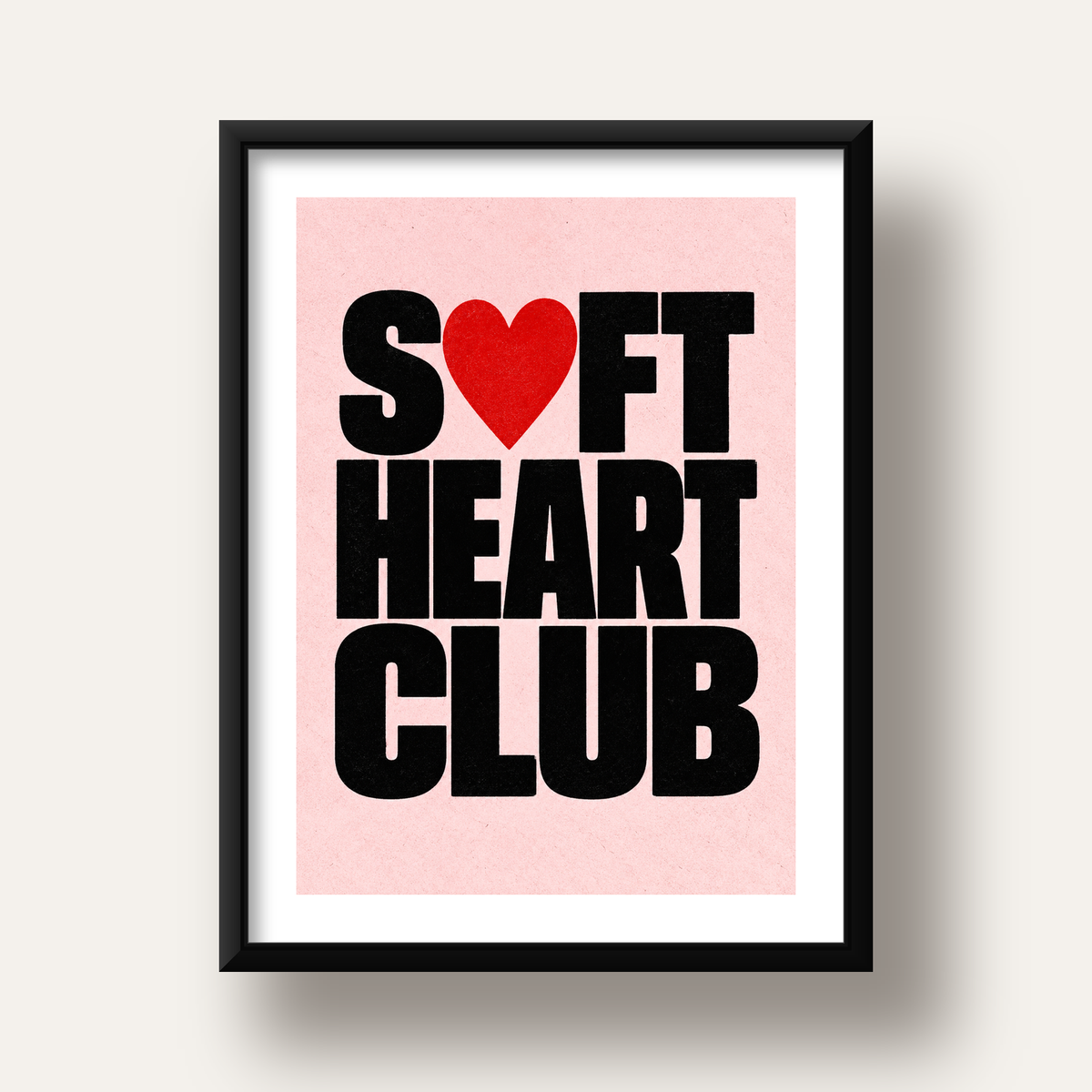 Soft Heart Club Tipografi ve Kalp İllüstrasyonlu Poster — siyah derin çerçeveli paspartulu
