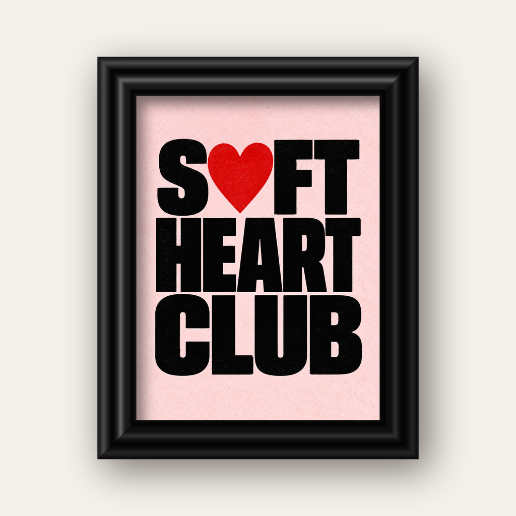 Soft Heart Club Tipografi ve Kalp İllüstrasyonlu Poster — siyah galeri çerçeveli