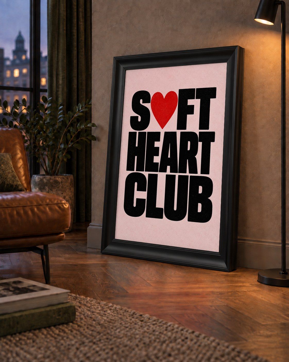 Soft Heart Club Tipografi ve Kalp İllüstrasyonlu Poster — çerçeveli hâliyle bir ev duvarında