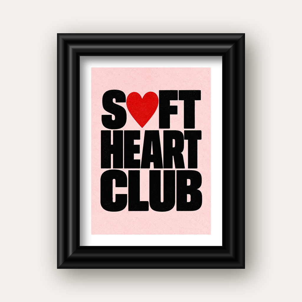 Soft Heart Club Tipografi ve Kalp İllüstrasyonlu Poster — siyah galeri çerçeveli paspartulu