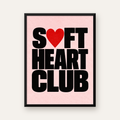 Soft Heart Club Tipografi ve Kalp İllüstrasyonlu Poster — Dikey baskı, düz siyah çerçeveli duvar posteri