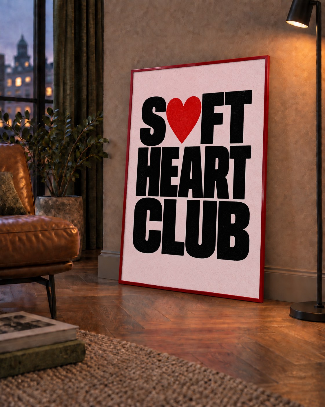 Soft Heart Club Tipografi ve Kalp İllüstrasyonlu Poster — çerçeveli hâliyle bir ev duvarında