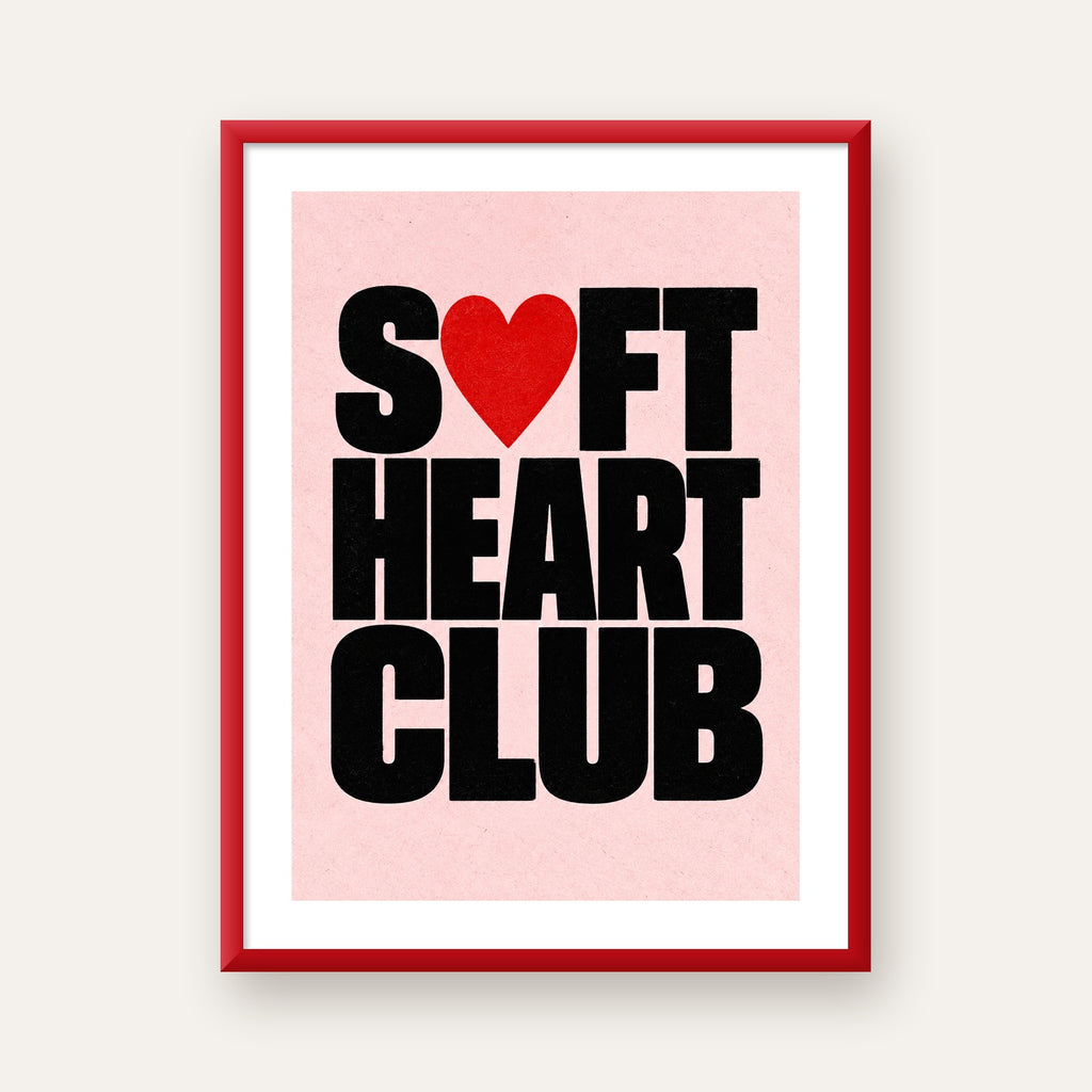 Soft Heart Club Tipografi ve Kalp İllüstrasyonlu Poster — kırmızı çerçeveli paspartulu