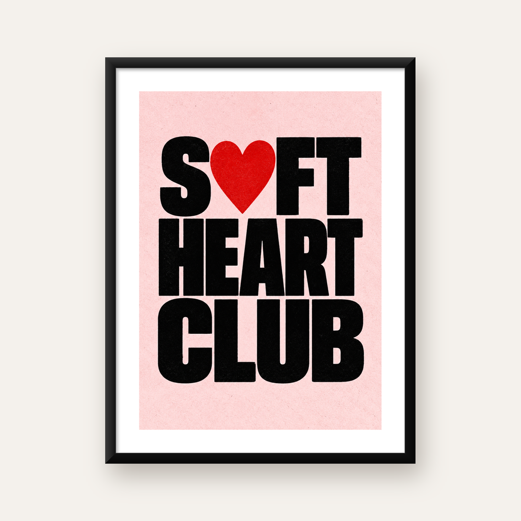 Soft Heart Club Tipografi ve Kalp İllüstrasyonlu Poster — Dikey baskı, beyaz kenar boşluklu