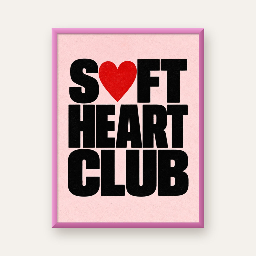 Soft Heart Club Tipografi ve Kalp İllüstrasyonlu Poster — pembe çerçeveli