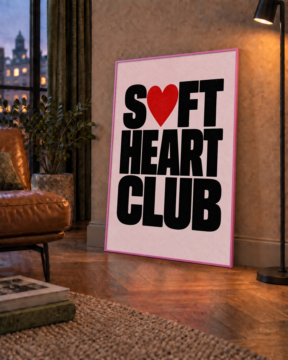 Soft Heart Club Tipografi ve Kalp İllüstrasyonlu Poster — çerçeveli hâliyle bir ev duvarında