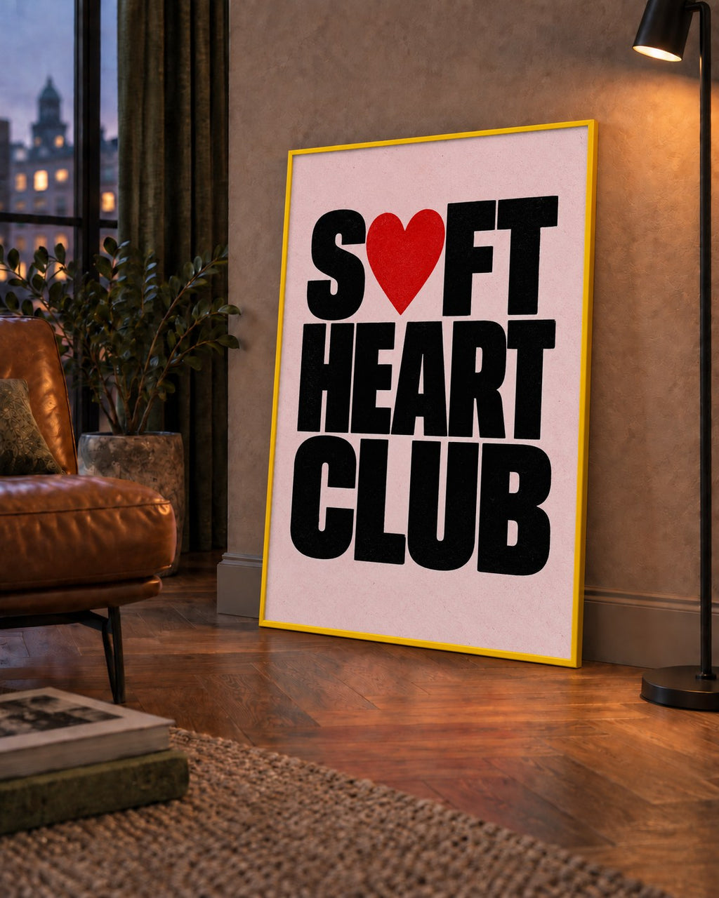 Soft Heart Club Tipografi ve Kalp İllüstrasyonlu Poster — çerçeveli hâliyle bir ev duvarında