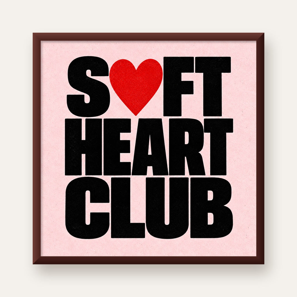 Soft Heart Club Tipografi ve Kalp İllüstrasyonlu Poster — ceviz çerçeveli