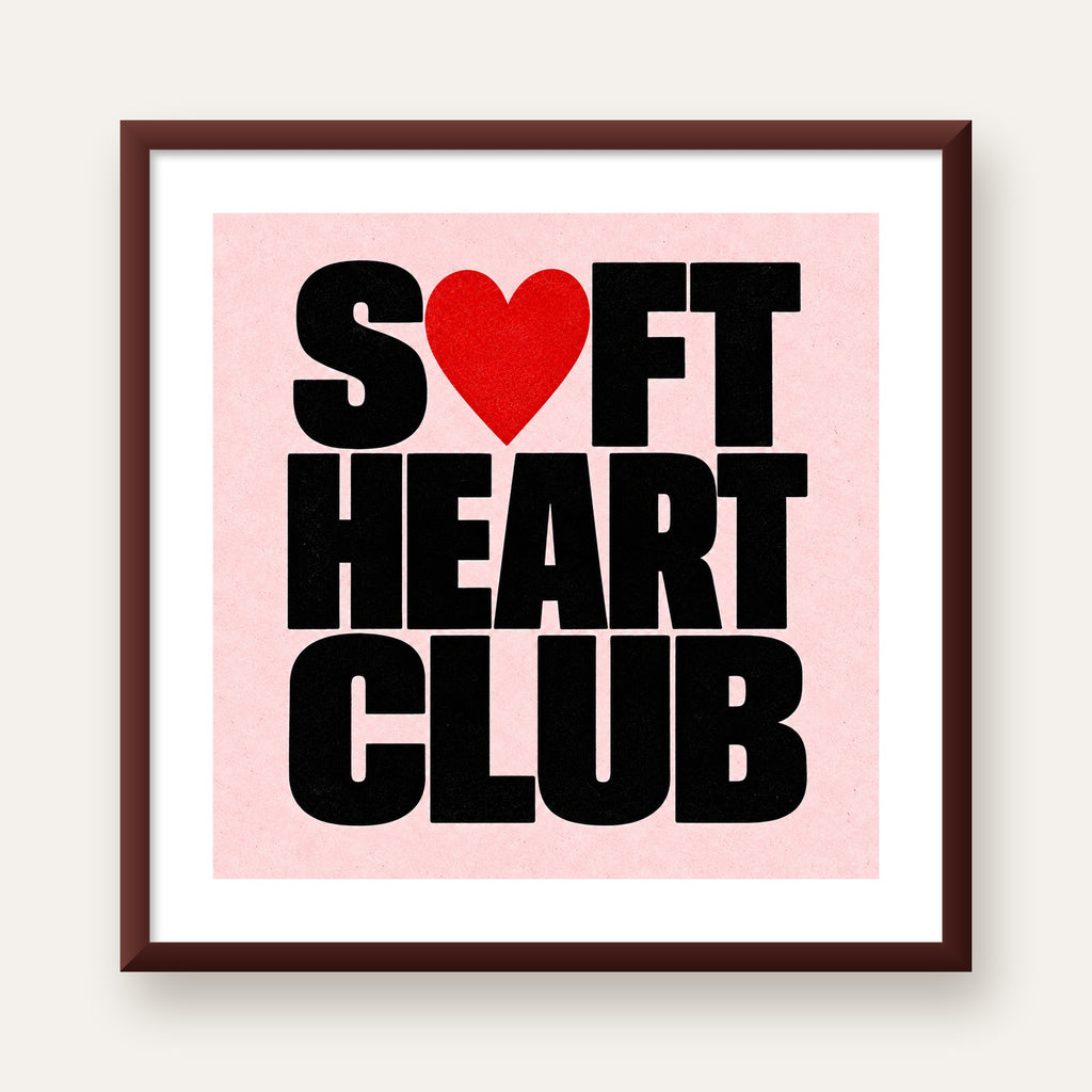 Soft Heart Club Tipografi ve Kalp İllüstrasyonlu Poster — ceviz çerçeveli paspartulu