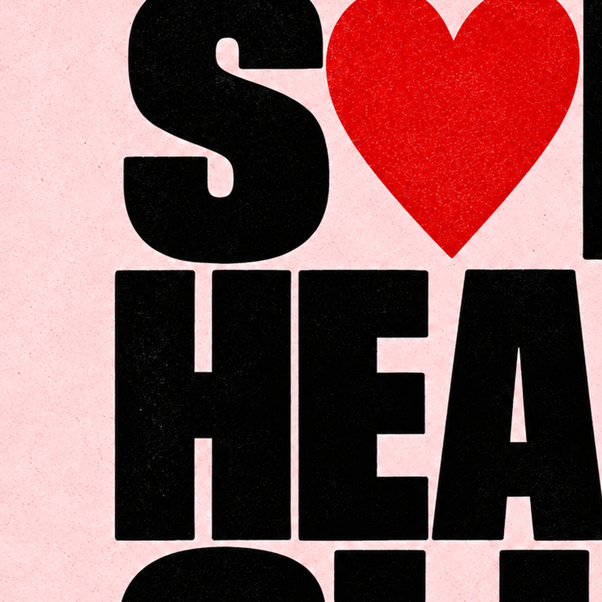Soft Heart Club Tipografi ve Kalp İllüstrasyonlu Poster — baskının yakın çekimi, kâğıt dokusu ve renk detayı