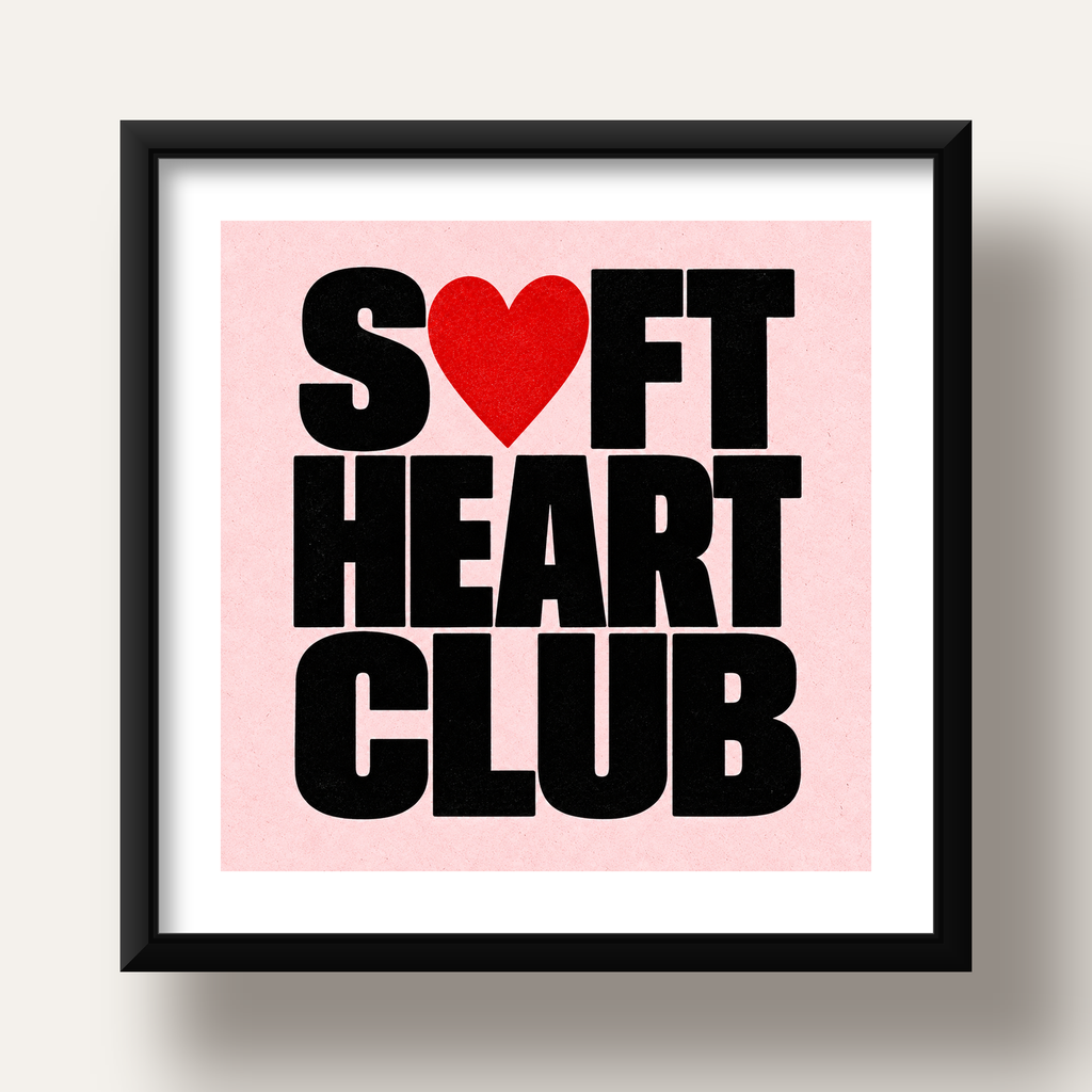 Soft Heart Club Tipografi ve Kalp İllüstrasyonlu Poster — siyah derin çerçeveli paspartulu