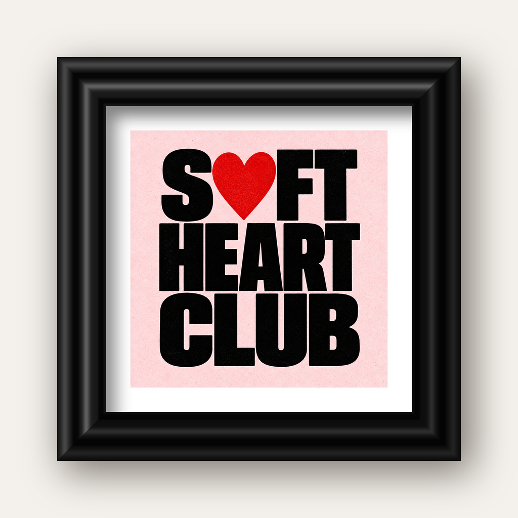 Soft Heart Club Tipografi ve Kalp İllüstrasyonlu Poster — siyah galeri çerçeveli paspartulu