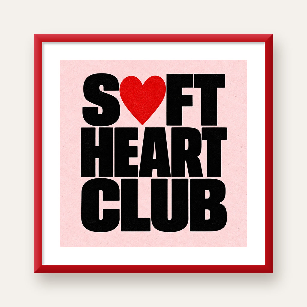 Soft Heart Club Tipografi ve Kalp İllüstrasyonlu Poster — kırmızı çerçeveli paspartulu