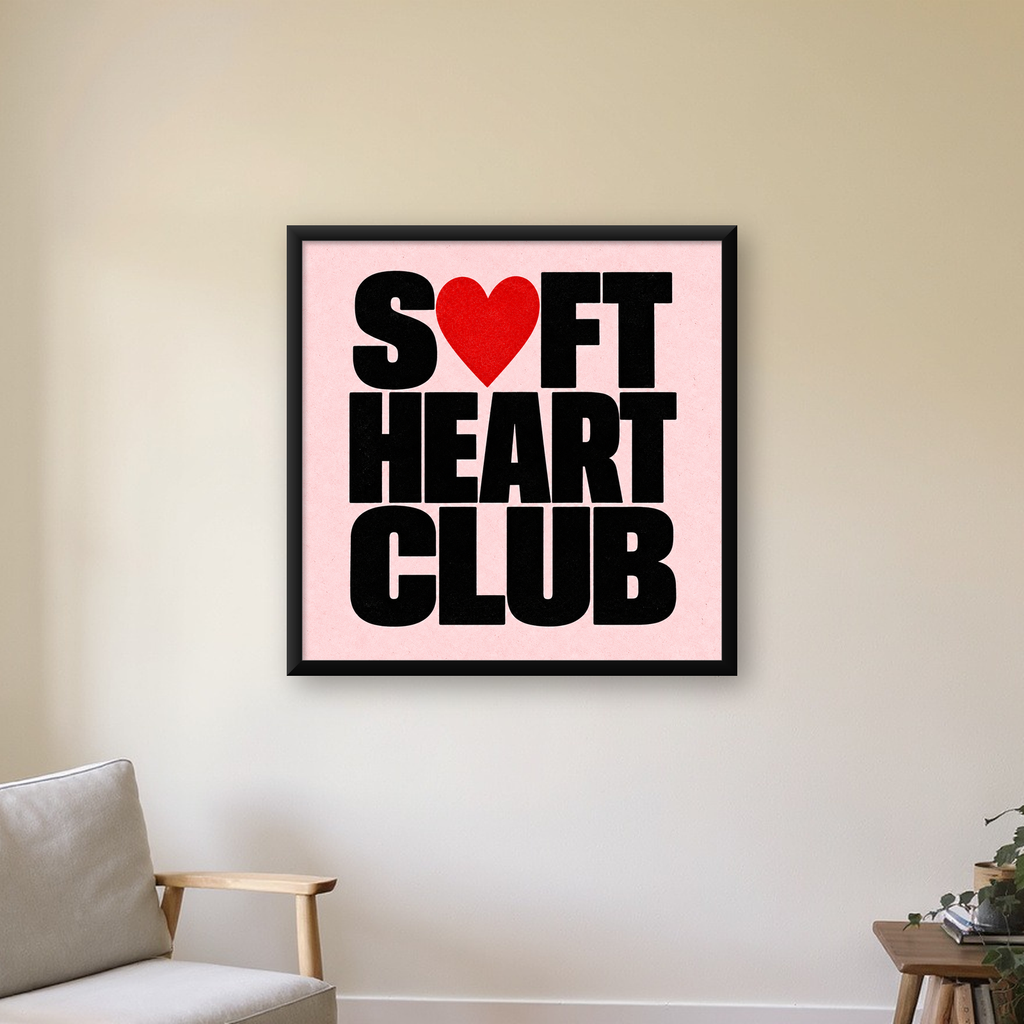 Soft Heart Club Tipografi ve Kalp İllüstrasyonlu Poster — Kare baskı, çerçeveli hâliyle bir ev duvarında