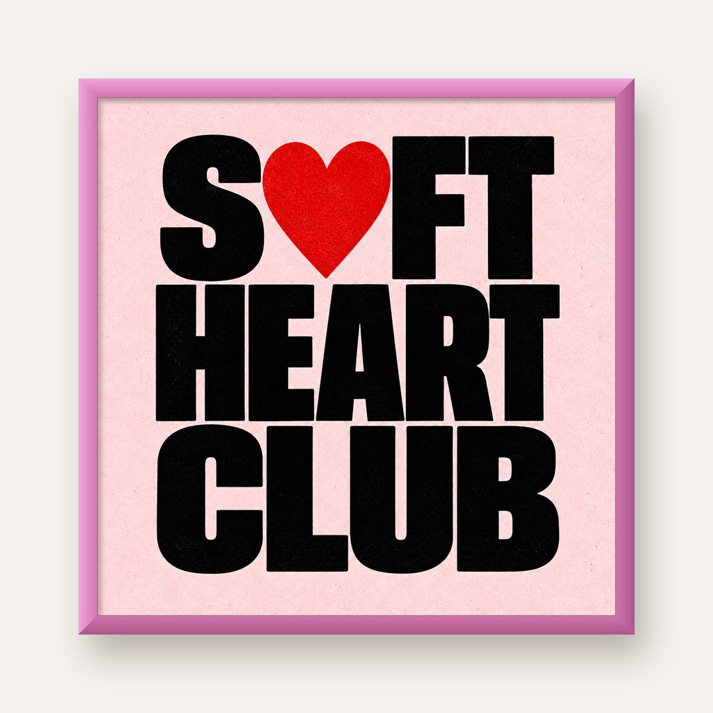 Soft Heart Club Tipografi ve Kalp İllüstrasyonlu Poster — pembe çerçeveli