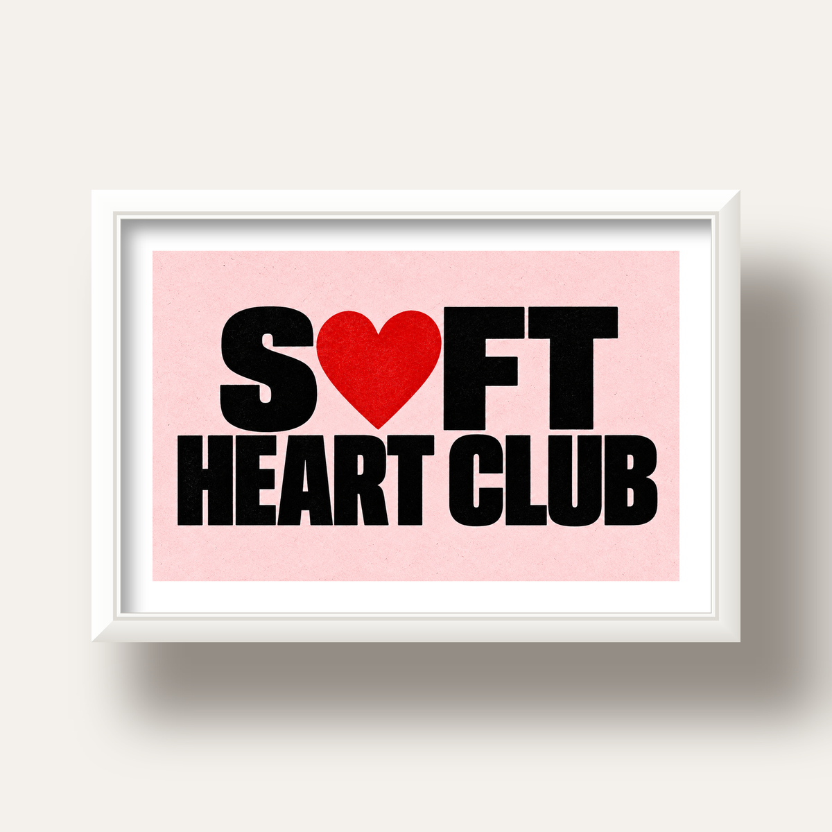Soft Heart Club Tipografi ve Kalp İllüstrasyonlu Poster — beyaz derin çerçeveli paspartulu