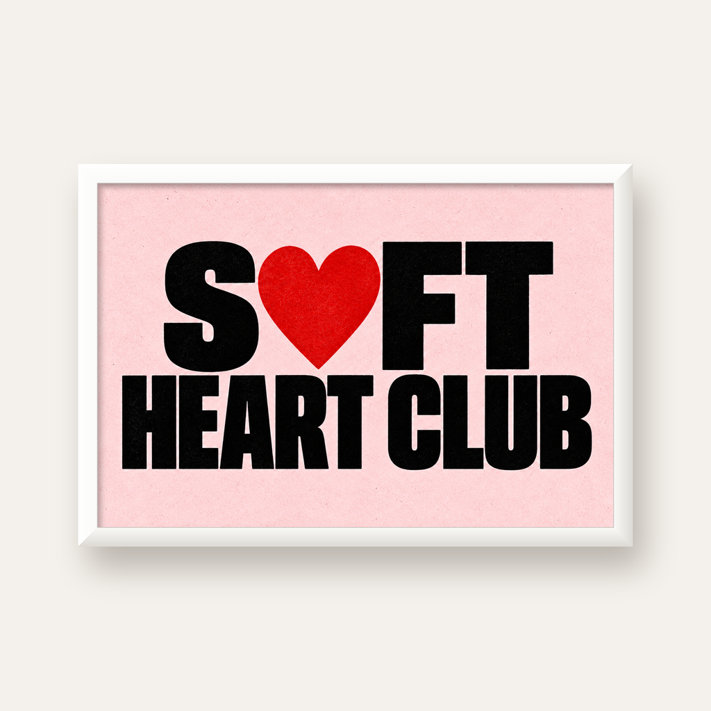 Soft Heart Club Tipografi ve Kalp İllüstrasyonlu Poster — beyaz çerçeveli yatay poster