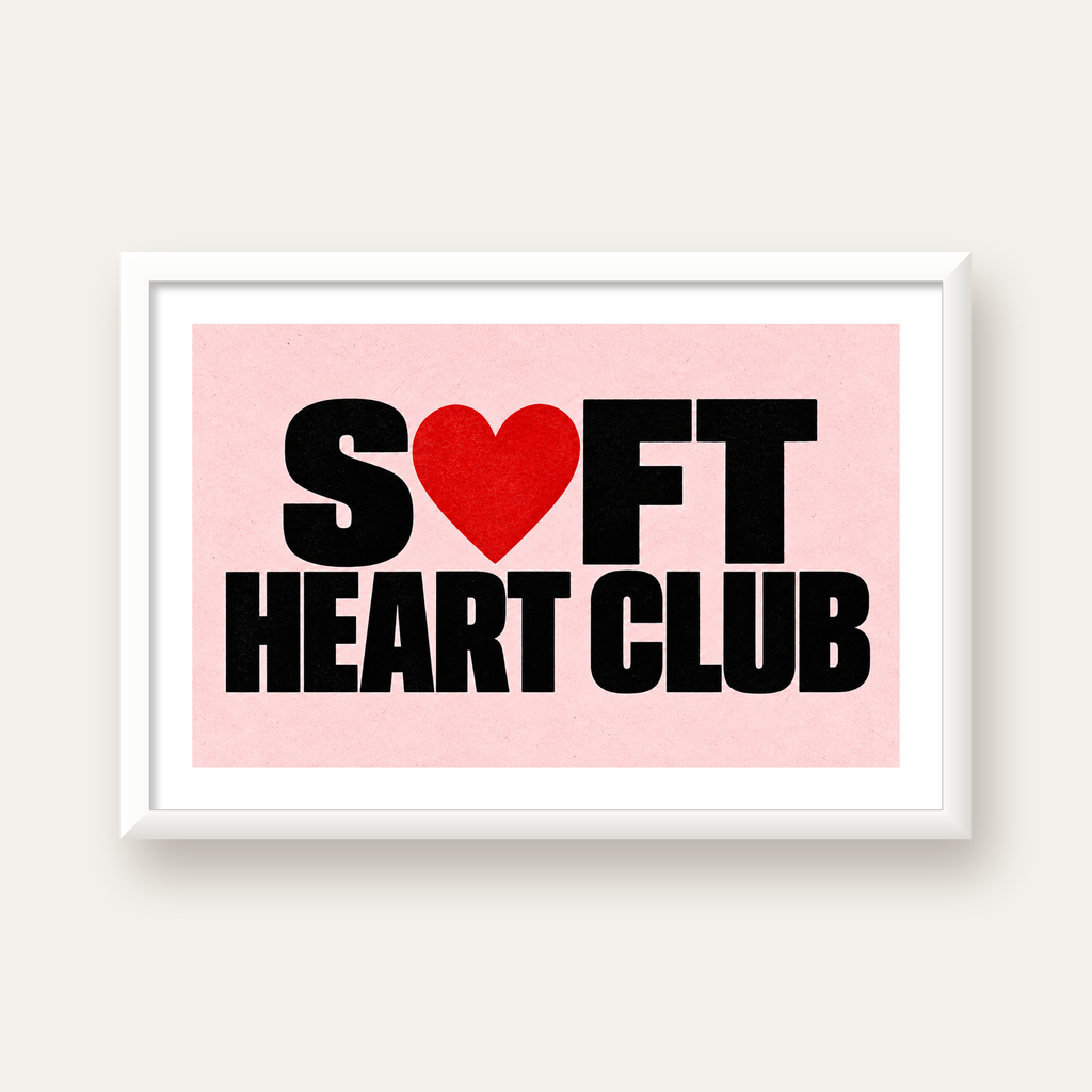 Soft Heart Club Tipografi ve Kalp İllüstrasyonlu Poster — beyaz çerçeveli yatay poster