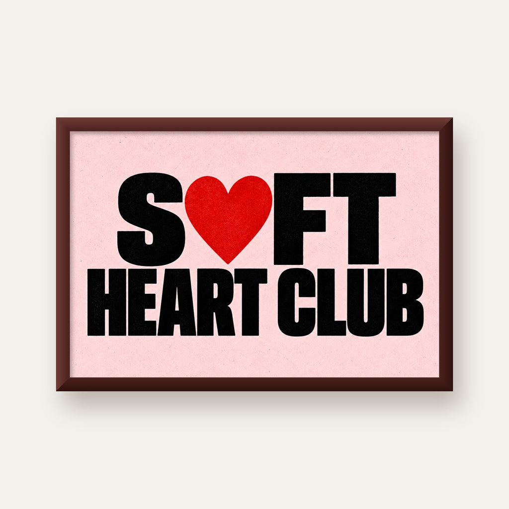 Soft Heart Club Tipografi ve Kalp İllüstrasyonlu Poster — ceviz çerçeveli
