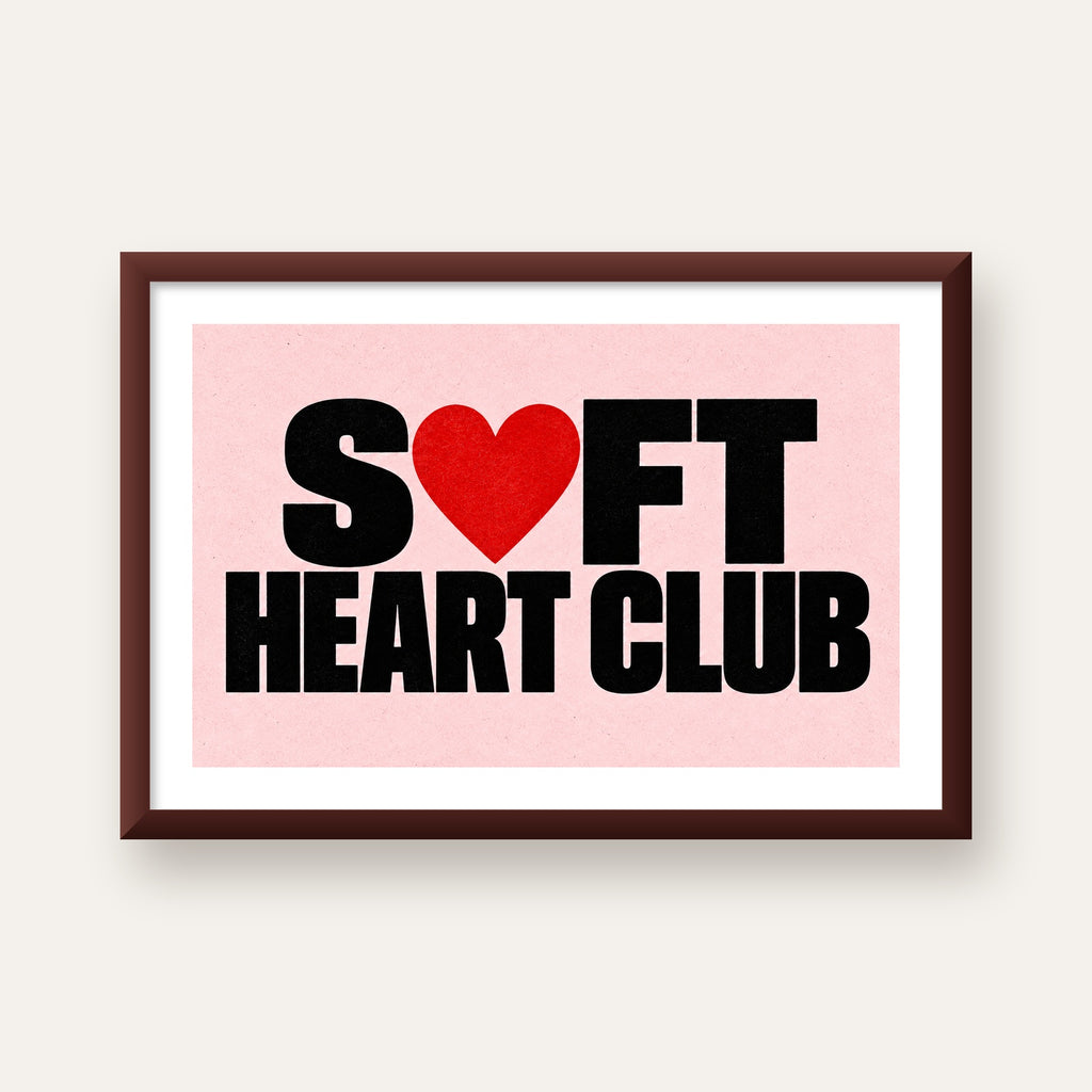 Soft Heart Club Tipografi ve Kalp İllüstrasyonlu Poster — ceviz çerçeveli paspartulu