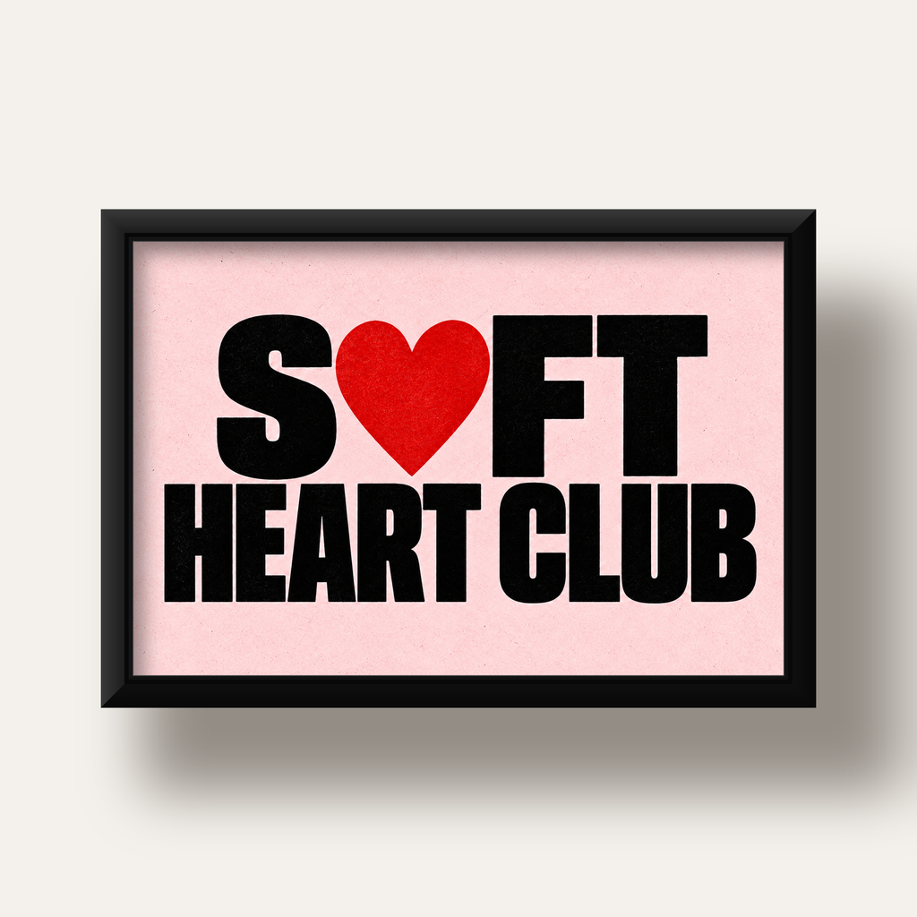 Soft Heart Club Tipografi ve Kalp İllüstrasyonlu Poster — siyah derin çerçeveli