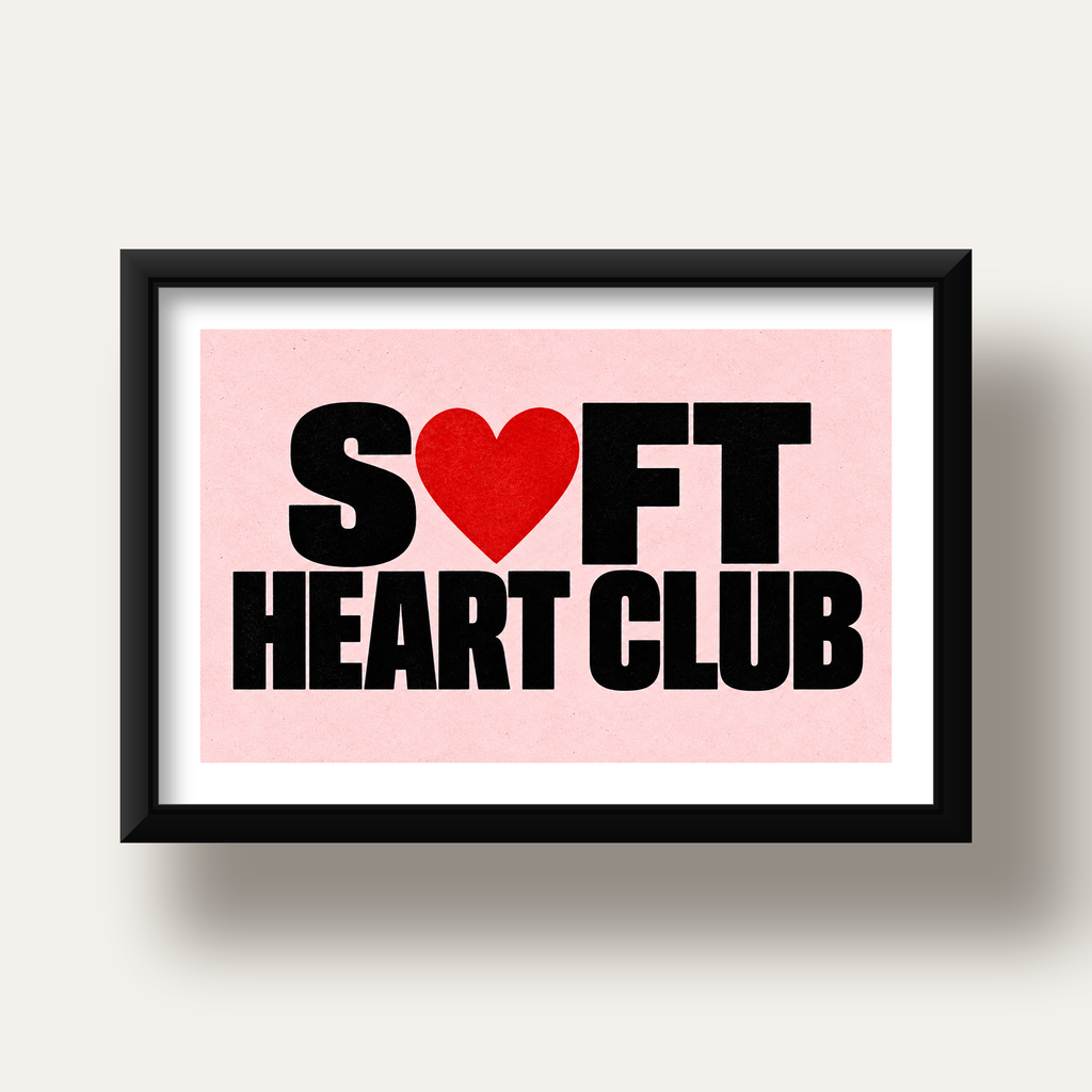 Soft Heart Club Tipografi ve Kalp İllüstrasyonlu Poster — siyah derin çerçeveli paspartulu